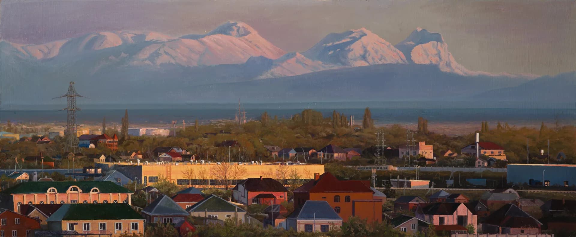 Горы на фоне города